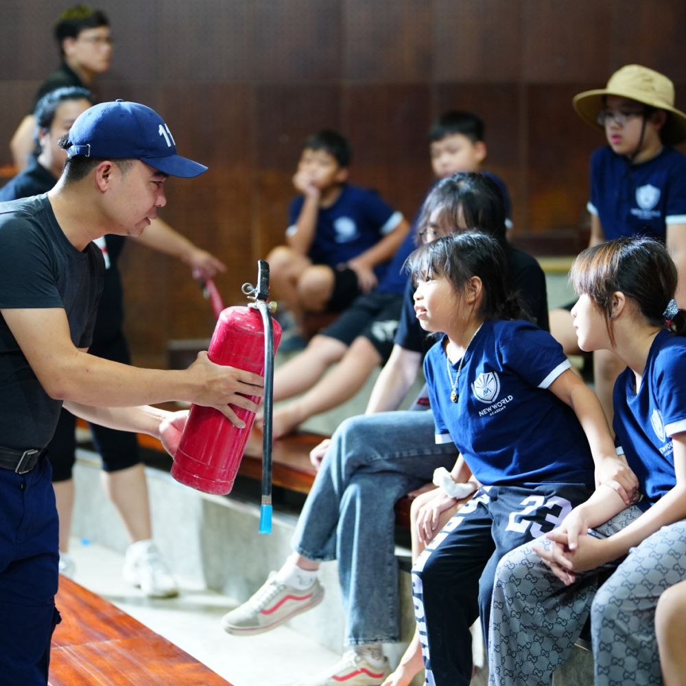 Học sinh học kỹ năng an toàn