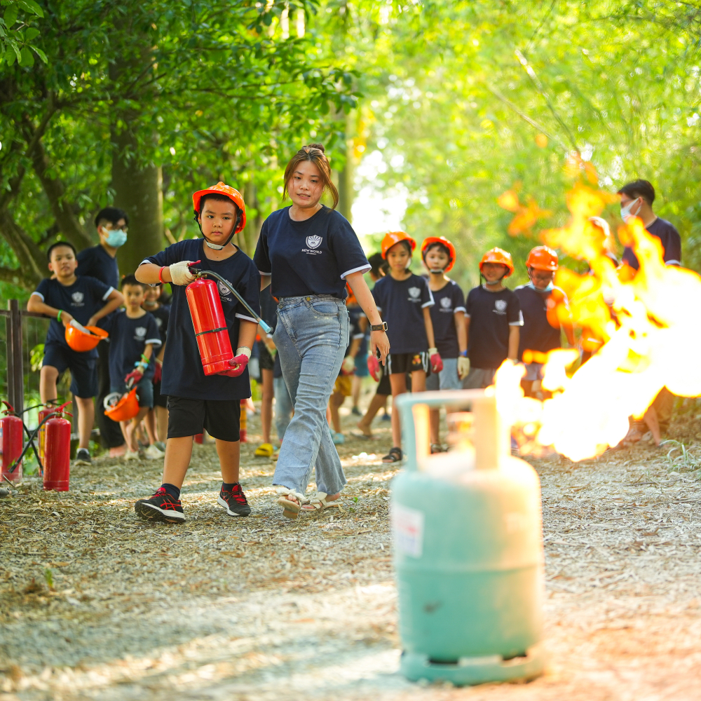Học sinh học kỹ năng an toàn